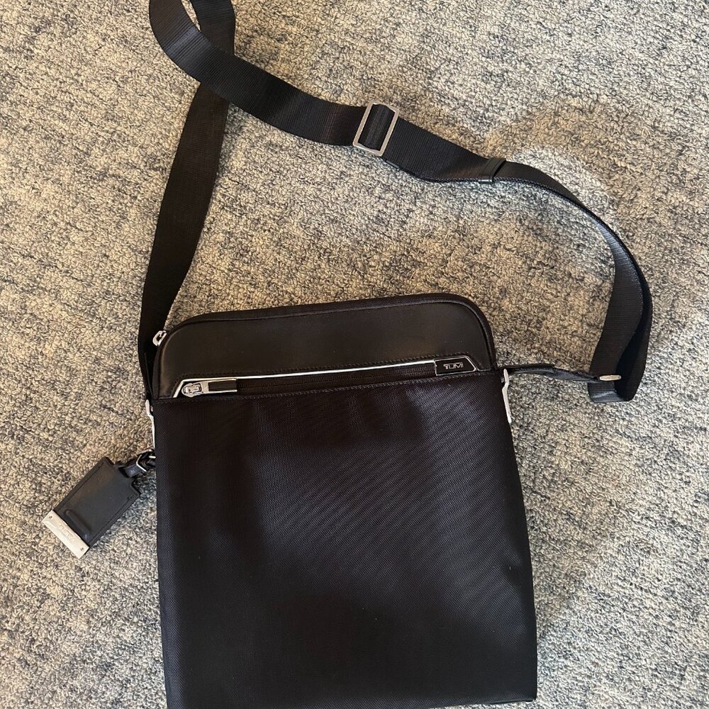 Sleek Tumi Arrivé Lucas Crossbody Messenger Bag